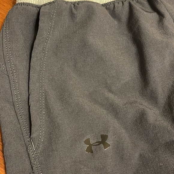 Under armour youth medium shorts / capris lightweight pants in dark grey - Picture 2 of 6